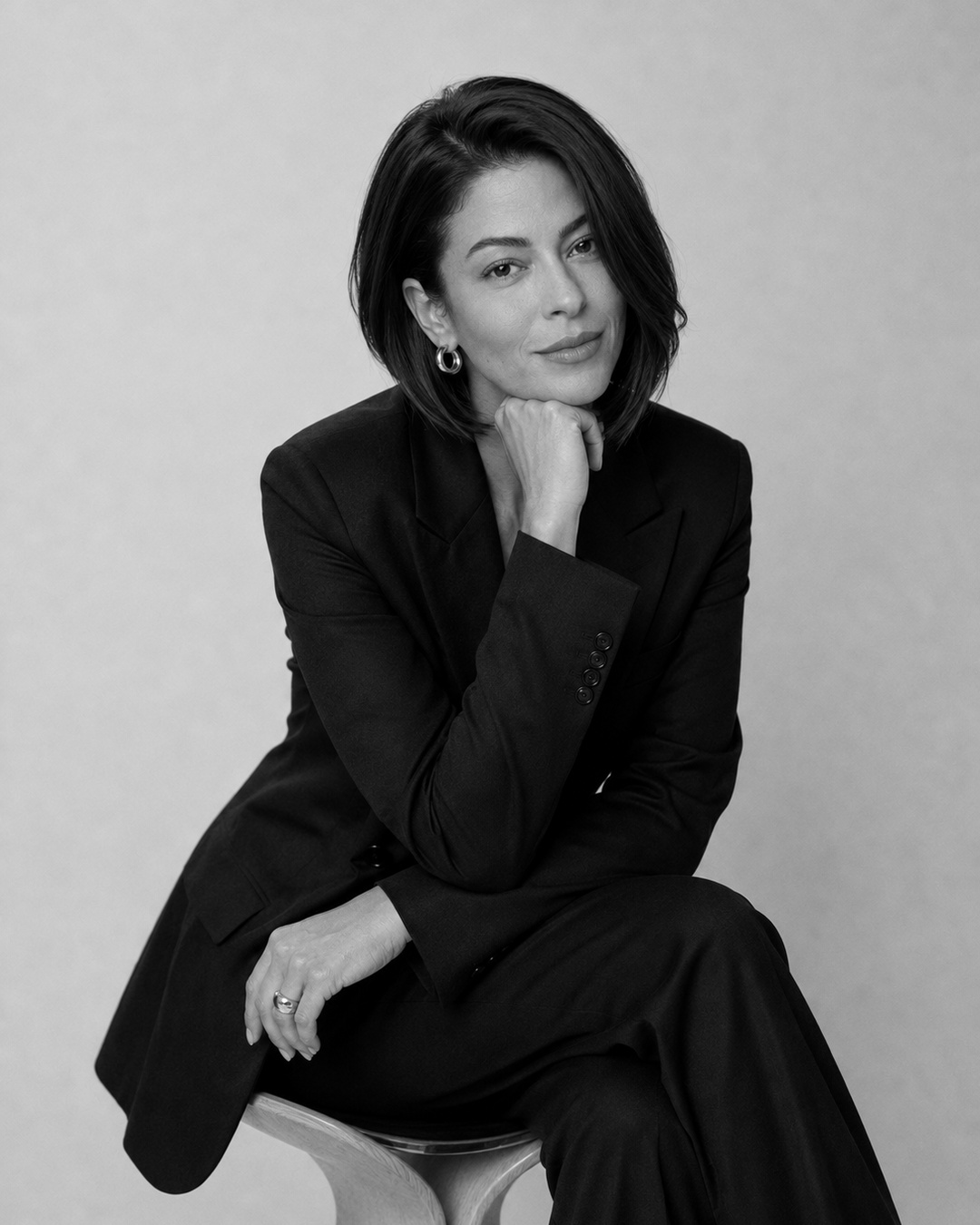 Retrato em preto e branco de Viviane Carvalho
