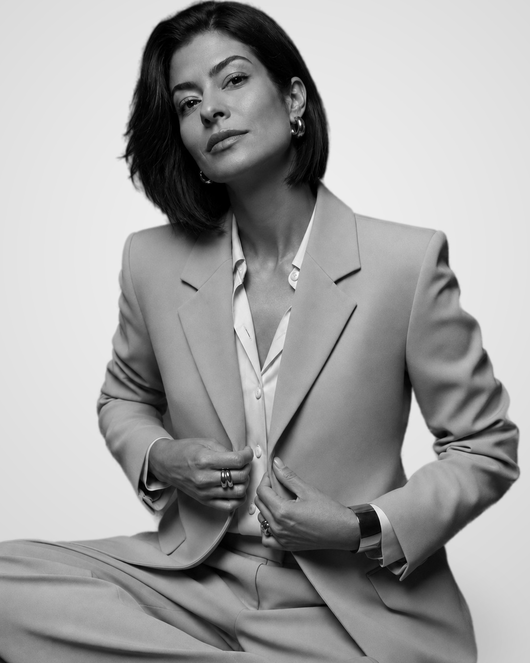 Retrato em preto e branco de Viviane Carvalho